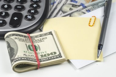 para, hesap makinesi ve Not pad, iş kavramı.