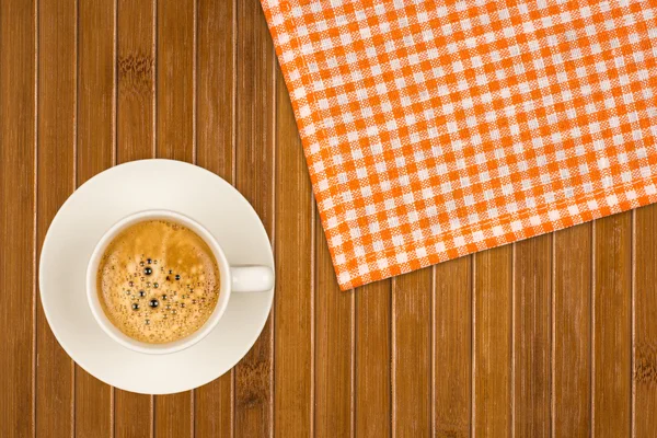 Kaffee klassische Tasse auf einer hölzernen Tischplatte — Stockfoto