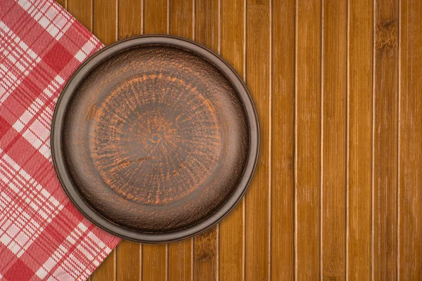 Placa de arcilla marrón sobre la mesa — Foto de Stock