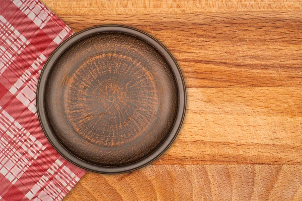 Masanın üzerinde kahverengi kil plaka — Stok fotoğraf