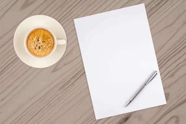 Hârtie goală cu stilou și ceașcă de cafea pe masă din lemn — Fotografie, imagine de stoc
