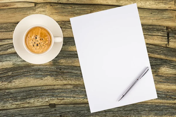 Carta bianca con penna e tazza di caffè sul tavolo di legno — Foto Stock