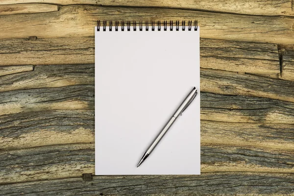 Prázdný zápisník s perem na úřad dřevěný stůl — Stock fotografie