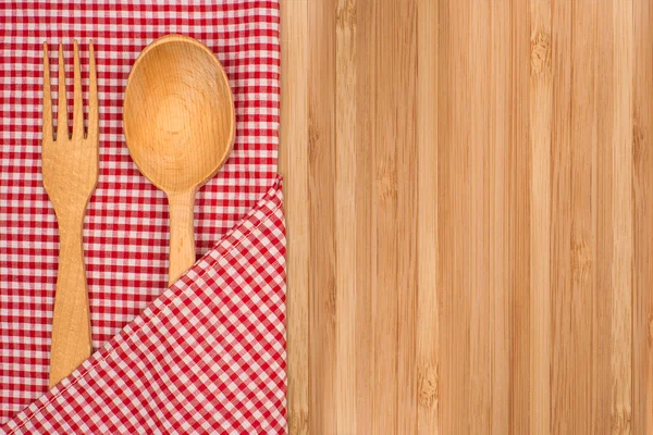 Toalha de mesa da cozinha, garfo, colher no fundo da mesa de madeira — Fotografia de Stock