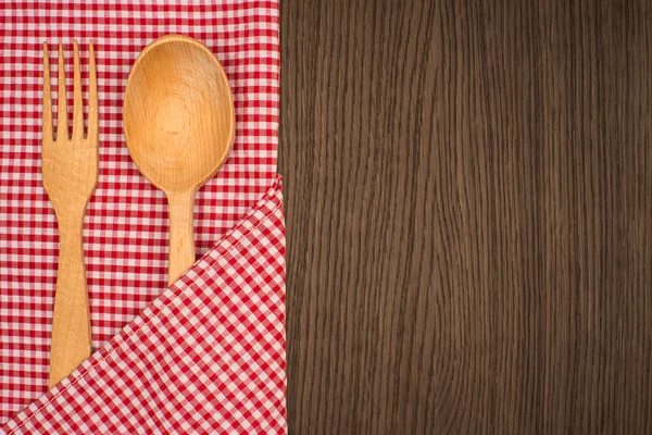 Mantel de cocina, tenedor, cuchara sobre fondo de mesa de madera —  Fotos de Stock