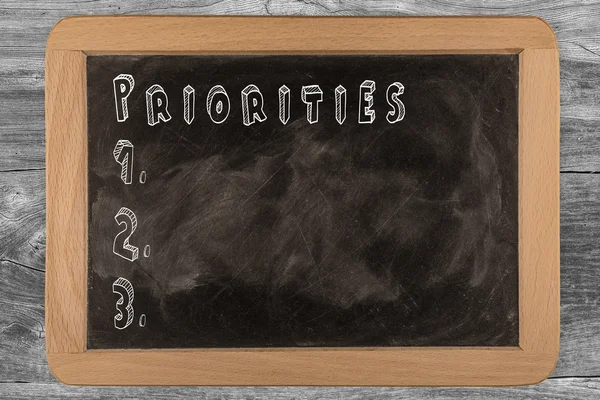 Prioritäten - Tafel mit 3D-umrissenem Text - auf Holz — Stockfoto