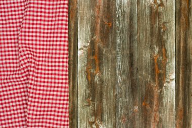 ahşap masa üzerinde kareli masa örtüsü