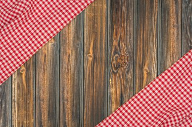 ahşap masa üzerinde kareli masa örtüsü