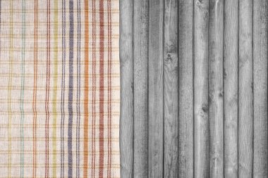 ahşap masa üzerinde kareli masa örtüsü