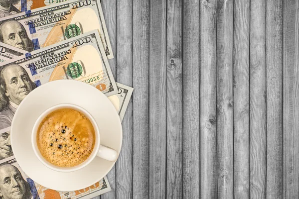 Вид сверху на кофе на стопке долларовых купюр . — стоковое фото