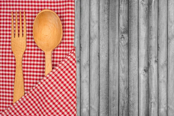 Mantel de cocina, tenedor, cuchara sobre fondo de mesa de madera —  Fotos de Stock