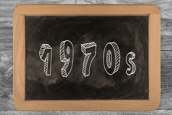 1970 - pizarra con texto esbozado en 3D - sobre madera — Foto de Stock
