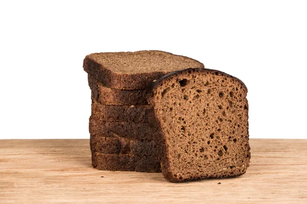 Ржаной хлеб на белом фоне. — стоковое фото