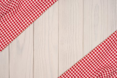 ahşap masa üzerinde kareli masa örtüsü