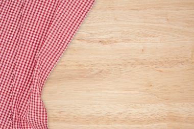 ahşap masa üzerinde kareli masa örtüsü