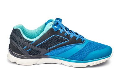 Beyaz zemin üzerinde mavi bir tenis ayakkabısı