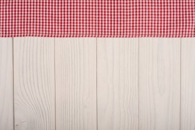 Kırmızı ekose desenli peçete ile beyaz eski vintage ahşap masa