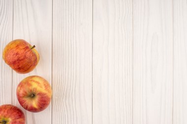Ahşap arkaplanda kırmızı elmalar