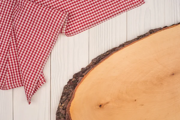 Tabla de cortar cocina vacía. Mesa de madera cubierta con cheque rojo — Foto de Stock