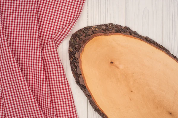 Placa de corte de cozinha vazia. Mesa de madeira coberta com verificação vermelha — Fotografia de Stock