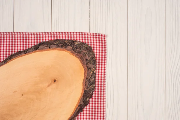 Tabla de cortar cocina vacía. Mesa de madera cubierta con cheque rojo —  Fotos de Stock