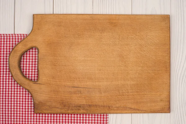 Lege keuken snijplank. Houten tafel bedekt met een rode controle — Stockfoto