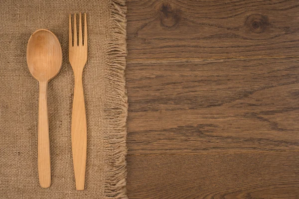 Träsked och gaffel på bordet — Stockfoto