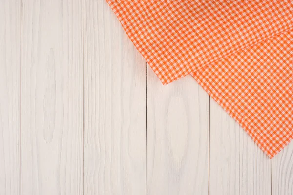 Rustikale Holzbretter mit orange karierter Tischdecke — Stockfoto