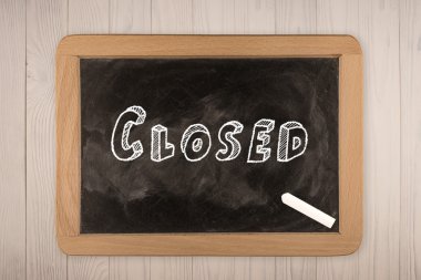 Kapalı - kara tahta ile 3d anahatları belirlenmiş metin - ahşap üzerine