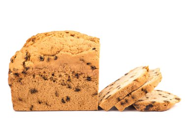 Beyaz arka plan üzerinde izole ev yapımı kuru üzüm pişirme kek