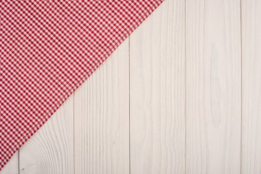 Kırmızı ekose desenli peçete ile beyaz eski vintage ahşap masa