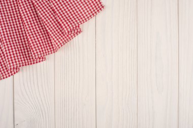 Kırmızı ekose desenli peçete ile beyaz eski vintage ahşap masa