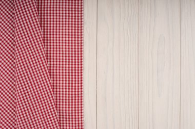 Kırmızı ekose desenli peçete ile beyaz eski vintage ahşap masa