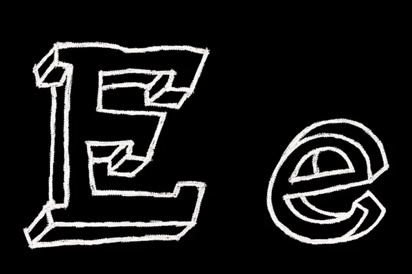 E - Chalc ABC kirjaimet mustalla taustalla — kuvapankkivalokuva