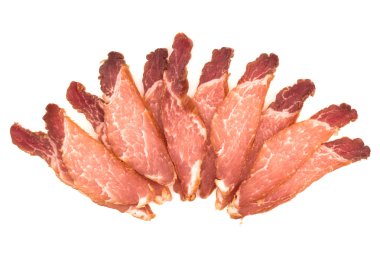 Beyaz arka planda tütsülenmiş et