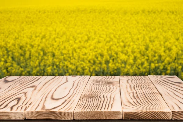 Planches en bois vides avec fond flou violon jaune en fleurs — Photo