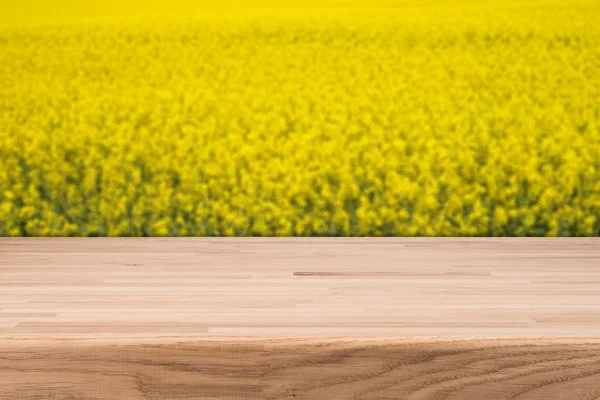 Tablones de madera vacíos con fondo borroso floración violación amarilla —  Fotos de Stock