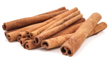 Tarçın beyaz arkaplanda izole edildi