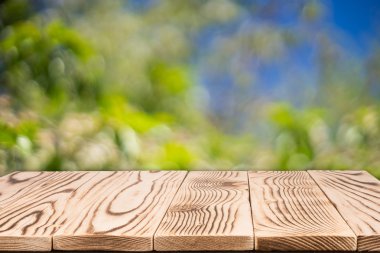 Fotoğraf montaj ve yeşil renk o yeri olan ahşap masa