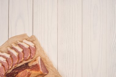 Beyaz ahşap bir masa üzerinde et füme.