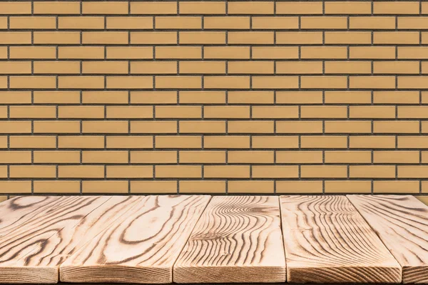 Leere Holztischplatte mit Ziegelwand, Hintergrundmock für Disp — Stockfoto