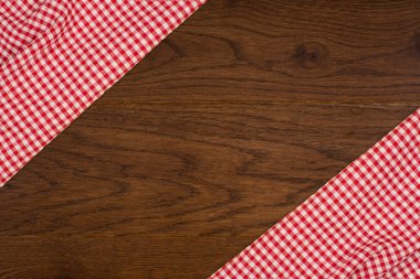 ahşap masa üzerinde kareli masa örtüsü