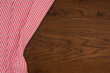 ahşap masa üzerinde kareli masa örtüsü