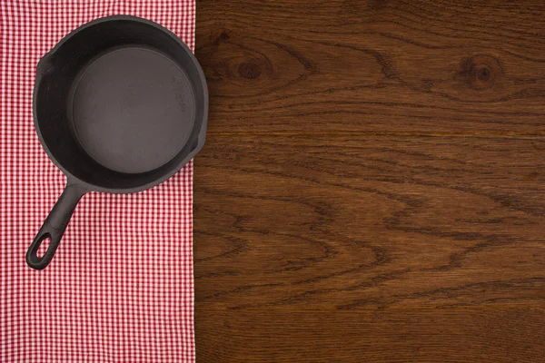 Panela vazia na mesa de deck de madeira com toalha de mesa. Mock plana para cima para — Fotografia de Stock