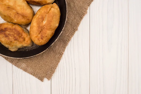 Eten in een koekenpan. van gistdeeg. het is een heleboel lekkere taart — Stockfoto