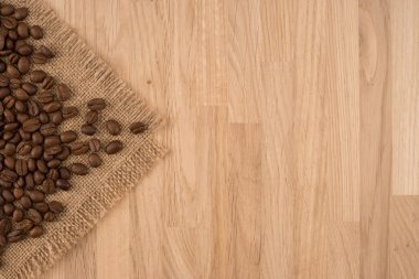 ahşap zemin, makro yakın çekim için tasarım üzerinde taze kahve çekirdekleri