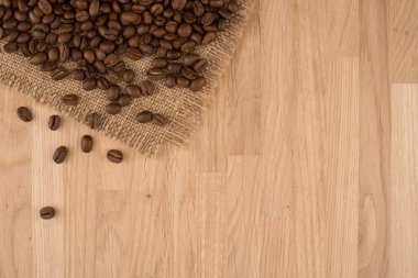 ahşap zemin, makro yakın çekim için tasarım üzerinde taze kahve çekirdekleri