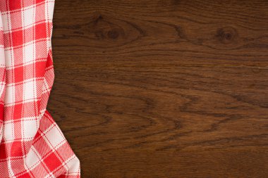 ahşap masa üzerinde kareli masa örtüsü