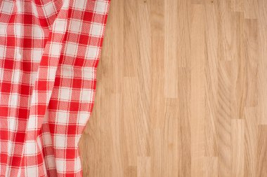 Boş tahta kesme tahtası ve kumaş kırmızı peçete