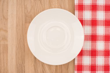 ahşap masa masa örtüsü ile boş plaka